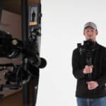 Im Hintergrund Kameramann Steffen Hammerich mit Gimbal und Kamera, im Vordergrund Hauptkamera mit externem Sucher.